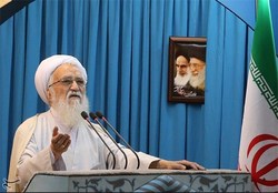 امام جمعه تهران: ارز 4200 تومانی برای سفرهای غیر ضروری خیانت به کشور است/استقلال بانک مرکزی از قوه‌مجریه ضروری است/رئیس‌جمهور اختیاراتش را به استانداران تفویض کند