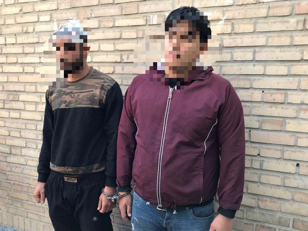 قدرت نمایی و عربده کشی به خاطر پارک غیرمجاز خودرو /  2 نفر دستگیر شدند (+عکس) قدرت نمایی و عربده کشی به خاطر پارک غیرمجاز خودرو /  2 نفر دستگیر شدند (+عکس)