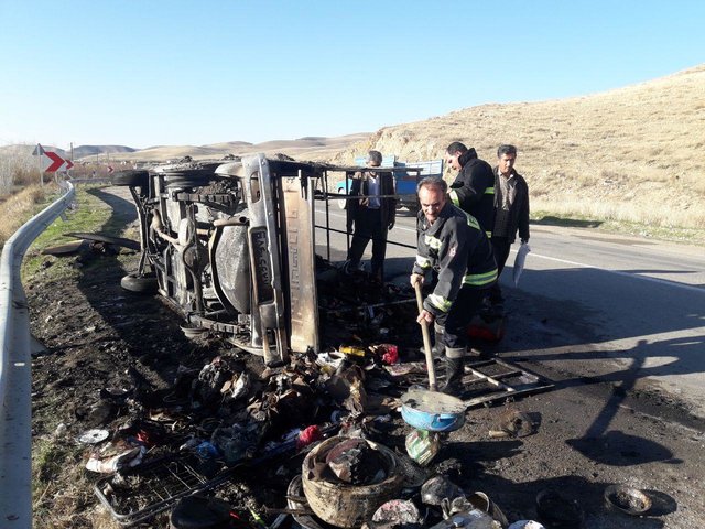 وانت دست فروش در آتش سوخت (+عکس) وانت دست فروش در آتش سوخت (+عکس)