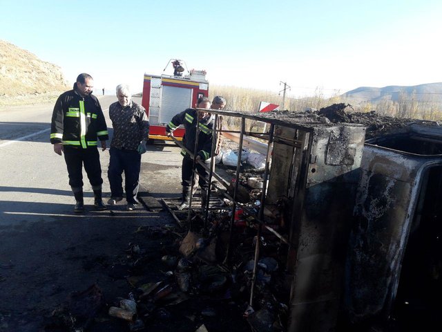 وانت دست فروش در آتش سوخت (+عکس) وانت دست فروش در آتش سوخت (+عکس)