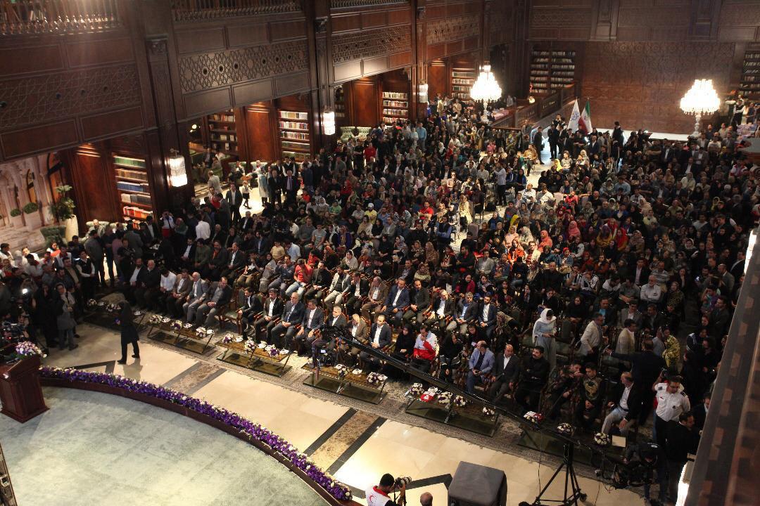 جمع آوری بیش از 25 میلیارد و سیصد میلیون ریال کمک مردمی در گردهمایی اکران فیلم تختی در بازار بزرگ ایران جمع آوری بیش از 25 میلیارد و سیصد میلیون ریال کمک مردمی در گردهمایی اکران فیلم تختی در بازار بزرگ ایران