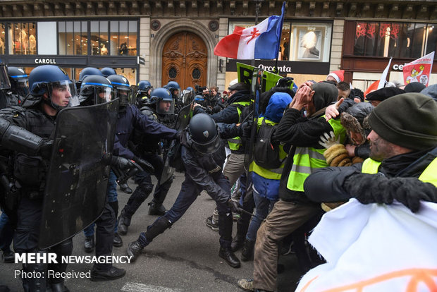 پلیس فرانسه حق شلیک به جلیقهزردها را گرفت پلیس فرانسه حق شلیک به جلیقهزردها را گرفت