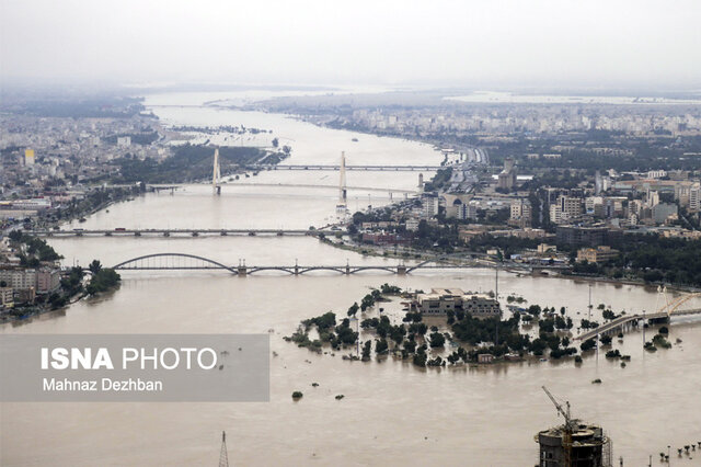 رئیس جمهور از مناطق سیل زده اهواز بازدید کرد رئیس جمهور از مناطق سیل زده اهواز بازدید کرد
