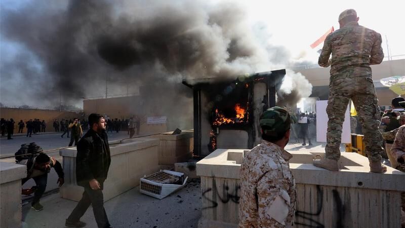 دومین روز تحصن معترضان عراقی در برابر سفارت آمریکا دومین روز تحصن معترضان عراقی در برابر سفارت آمریکا