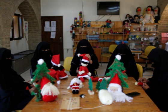 بانوئل و عروسک/هدیه زنان مسلمان غزه به مسیحیان زنان مسلمان و هدیه کریسمس