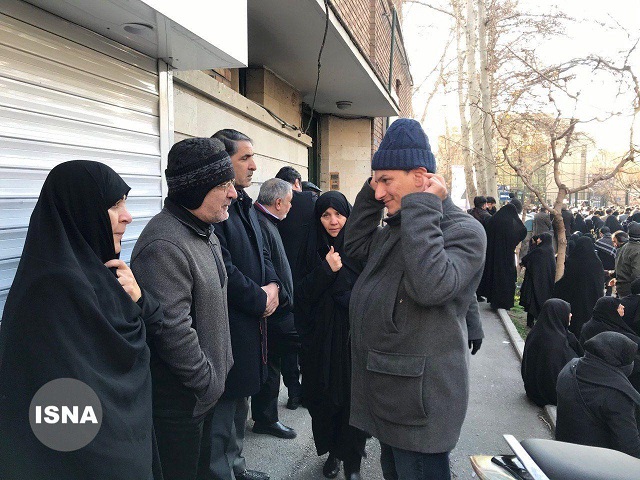 حضور مصطفی تاجزاده و فخرالسادات محتشمی‌پور در مراسم تشییع پیکر سردار سلیمانی (عکس)