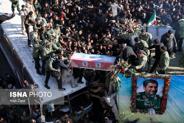 حضور مردم کرمان در مراسم تشییع شهید سردار سلیمانی حضور مردم کرمان در مراسم تشییع شهید سردار سلیمانی