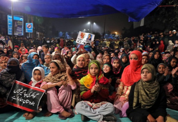 اعتراض صلحآمیز گروهی از معترضان هند/ آنها در خیابان بریانی میخورند و سکوی سخنرانی دارند (+عکس) زنان هندی در اعتراض صلح آمیز