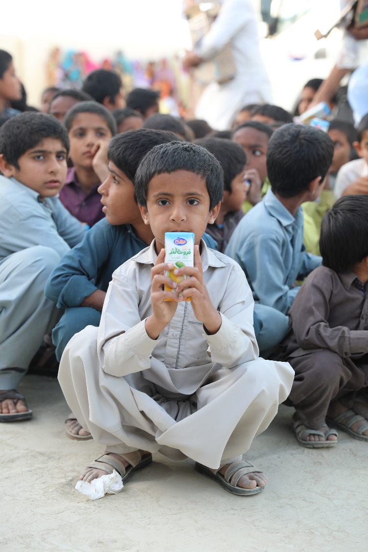 لب&zwnj;های کودکان سیستانی آراسته به لبخند، از سر امید، همراه با کمپین 