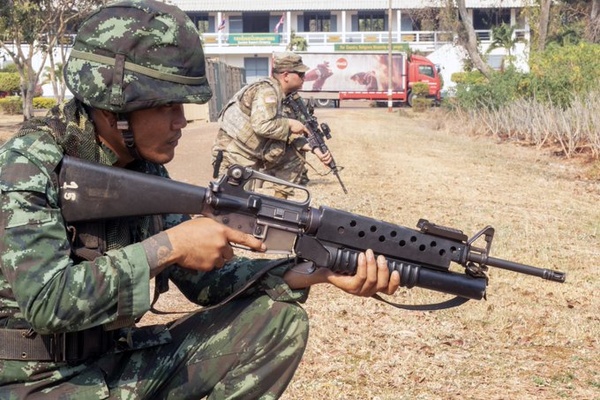 سرباز تایلندی مردم را به رگبار بست