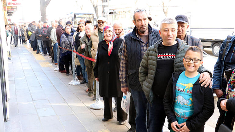 وحشت کرونا در همسایه غربی؛ صف‌های خرید و کمیابی ماسک و مواد ضدعفونی(+عکس)