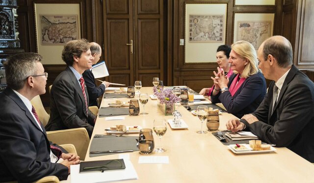 گفت‌وگوی وزیر خارجه اتریش و سفیر آمریکا درباره تحریم‌های نفتی ایران