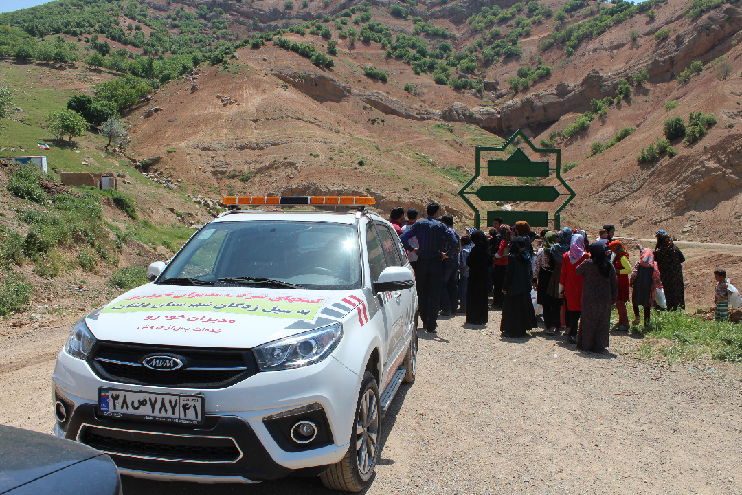 کمک های مردمی شرکت مدیران خودرو  به دست مردم سیل زده لرستان رسید (+عکس)