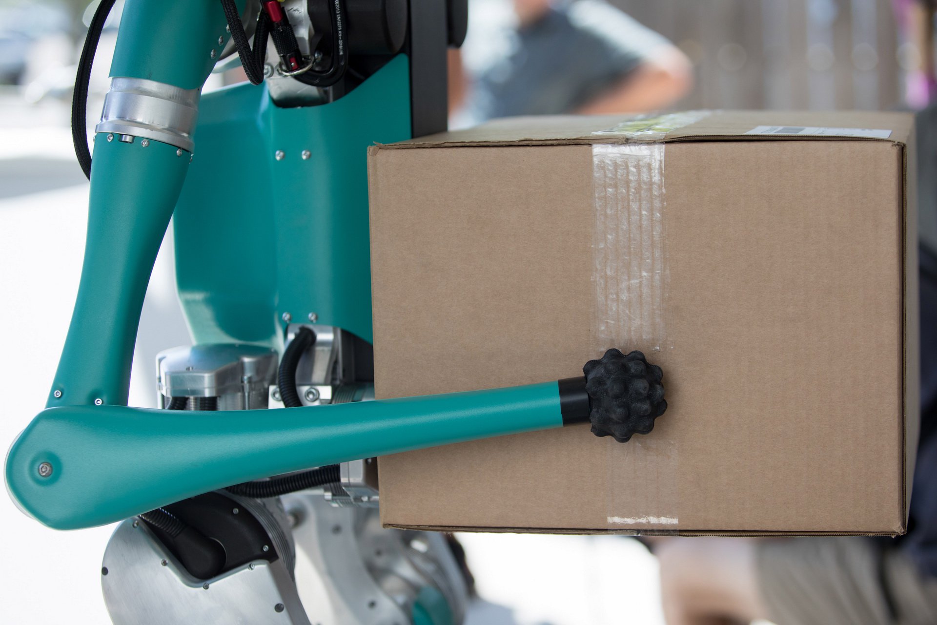 روبات دو پای فورد برای حمل و نقل پستی روبات دو پای فورد برای حمل و نقل پستی