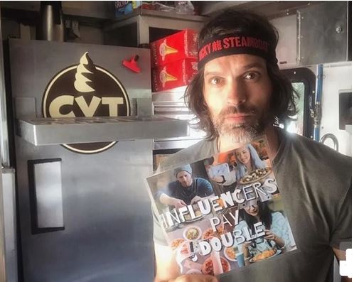 تابلویی علیه سوءاستفاده اینفلوئنسر‌ها (+عکس)