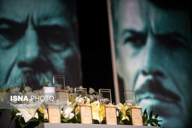 جزئیاتی از اهدای سومین نشان داود رشیدی جزئیاتی از اهدای سومین نشان داود رشیدی