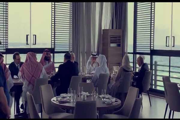 ناهار خوردن پمپئو با ولیعهد سعودی (+عکس) ناهار خوردن پمپئو با ولیعهد سعودی (+عکس)