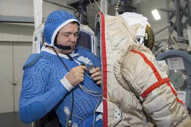 فرمانده ناو سایوز-۱۵ آماده راهپیمایی فضایی شد فرمانده ناو سایوز-۱۵ آماده راهپیمایی فضایی شد