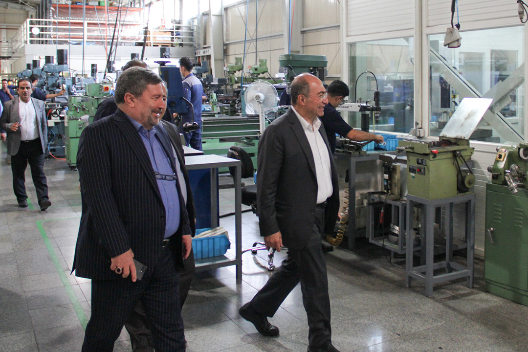 رئیس کمیسیون اقتصادی مجلس: دولتمردان از مجموعه های موفق خصوصی بازدید و آنها را حمایت کنند