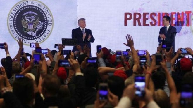 نمایش نشان دستکاری شده ریاست جمهوری حین سخنرانی ترامپ