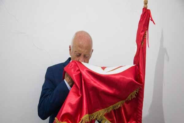 حرکت جوانمردانه قیس سعید نامزد انتخابات ریاست جمهوری تونس حرکت جوانمردانه قیس سعید نامزد انتخابات ریاست جمهوری تونس