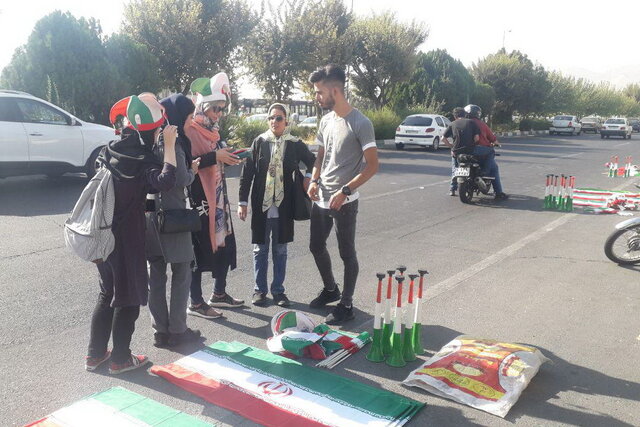 حاشیه دیدار ایران-کامبوج: پذیرایی از هواداران زن تیم ملی با شربت و هندوانه