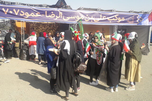 حاشیه دیدار ایران-کامبوج: پذیرایی از هواداران زن تیم ملی با شربت و هندوانه