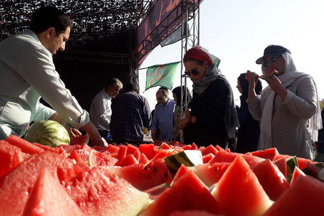 حاشیه دیدار ایران-کامبوج: پذیرایی از هواداران زن تیم ملی با شربت و هندوانه