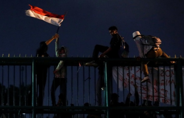 تظاهرات مردم اندونزی علیه قانون جنجالی روابط جنسی خارج از ازدواج تظاهرات مردم اندونزی علیه قانون جنجالی روابط جنسی خارج از ازدواج