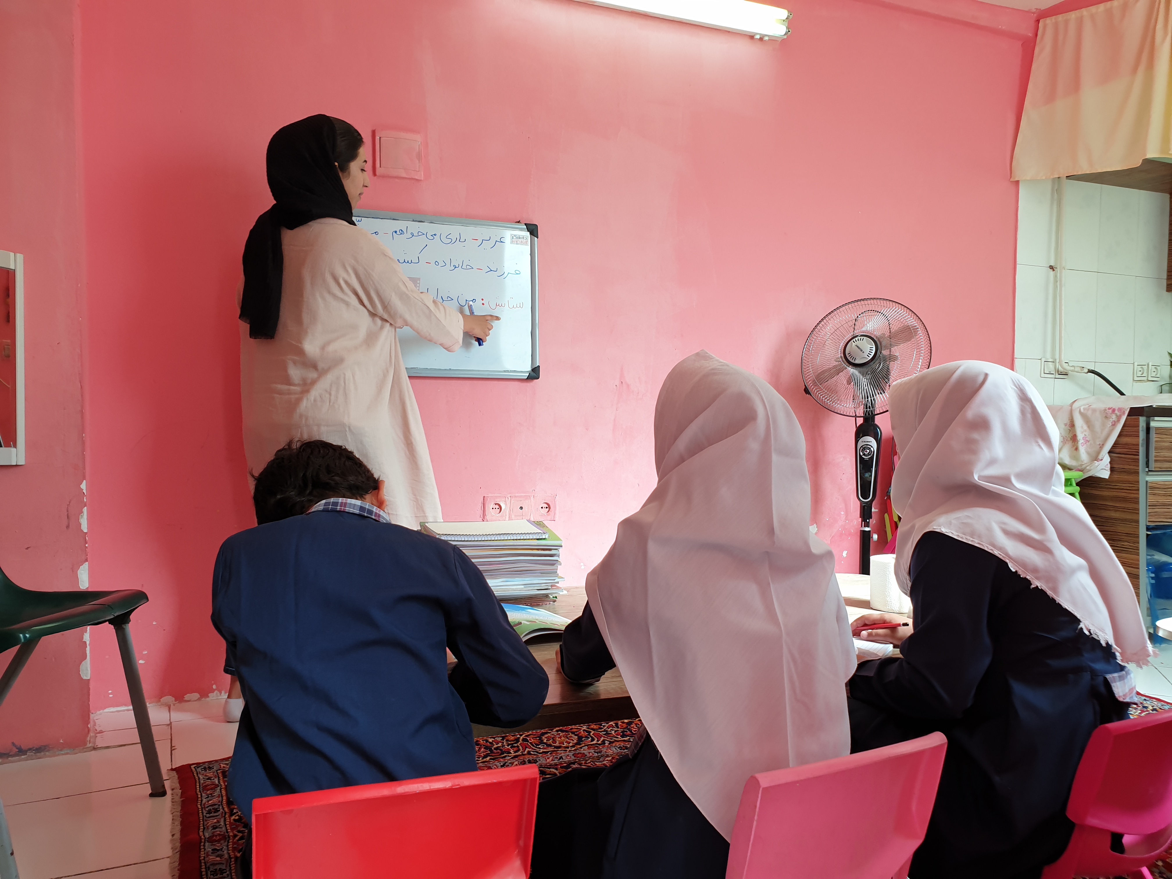 زمان به وقتِ مهرماه پُر امید «مدرسه کودکان کار»/ زیر این سقف «حقِ کودک» بودن را نمی گیرند، هدیه میدهند زمان به وقتِ مهرماه پُر امید «مدرسه کودکان کار»/ زیر این سقف «حقِ کودک» بودن را نمی گیرند، هدیه میدهند