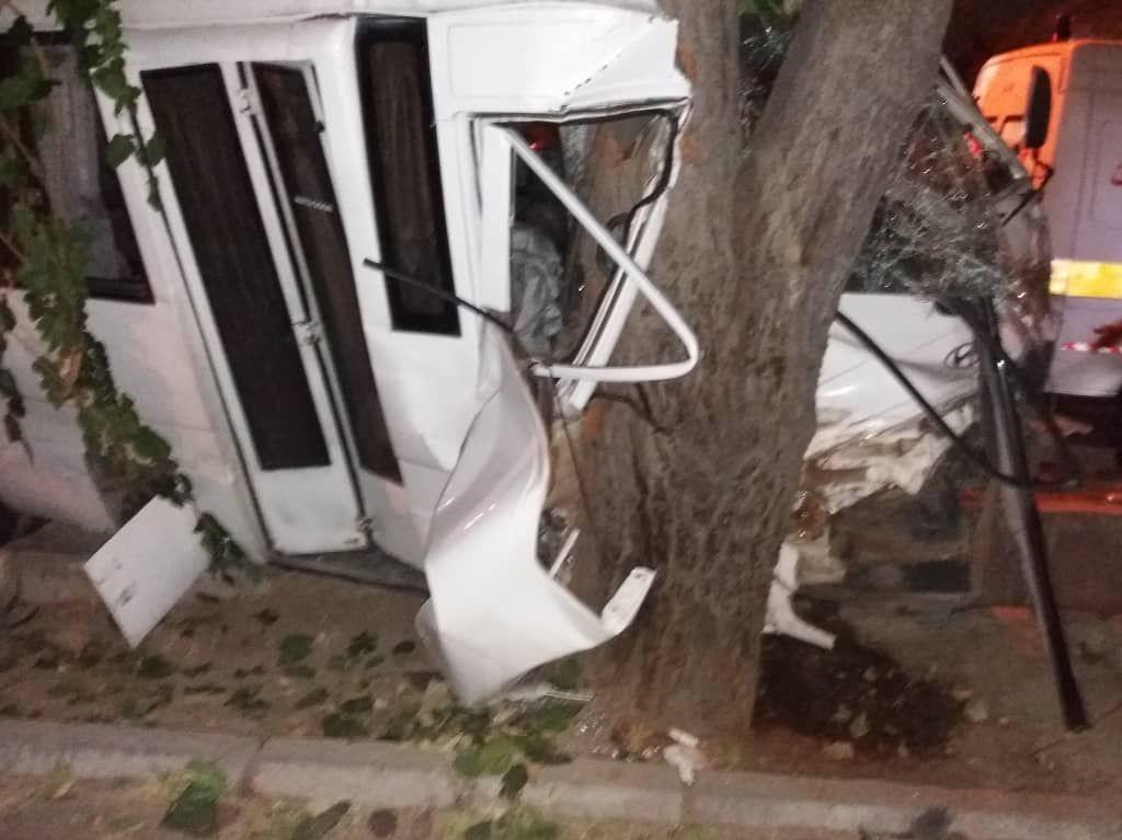 تصادف مینی‌بوس با درخت در تهران‌پارس/ 13 نفر مصدوم شدند