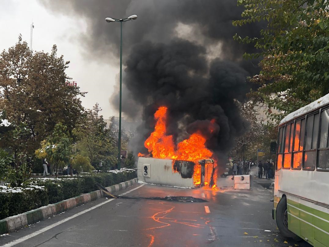 آمار اعتراضات: 1000 بازداشتی / تجمع در 100 نقطه کشور/ حمله به 100 بانک و 57 فروشگاه بزرگ آمار اعتراضات: 1000 بازداشتی / تجمع در 100 نقطه کشور/ حمله به 100 بانک و 57 فروشگاه بزرگ