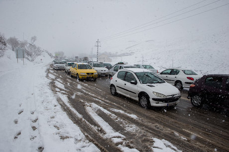 بارش برف و لغزندگی در جاده هراز بارش برف و لغزندگی در جاده هراز
