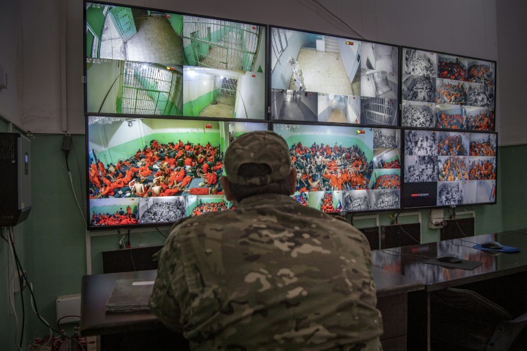 پشت دیوارهای فولادی یک زندان داعش چه می‌گذرد؟ (+عکس)