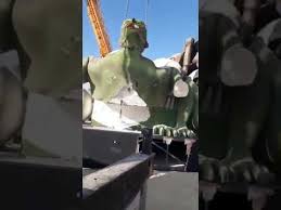 جنجال تخریب مجسمه ها در ریاض سعودی / انتقاد از اختلاط زنان و مردان /  مجسمه های زیبا یا بت های شیطانی جنجال تخریب مجسمه ها در ریاض سعودی / انتقاد از اختلاط زنان و مردان /  مجسمه های زیبا یا بت های شیطانی