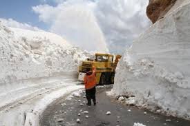 گردنهای که 7 ماه از سال برف 5 متری دارد گردنهای که 7 ماه از سال برف 5 متری دارد