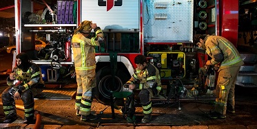 آتش سوزی گسترده در انبار لباس در چهارراه استانبول تهران