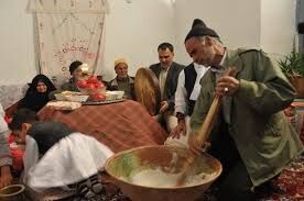 کف زنی در گناباد (خراسان رضوی) سنت به یادگار مانده شب یلدا کف زنی در گناباد (خراسان رضوی) سنت به یادگار مانده شب یلدا