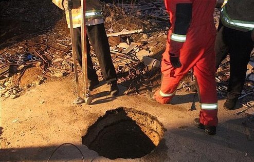 سقوط مرگبار کارگر جوان به چاه 25 متری در تهران (+عکس) سقوط مرگبار کارگر جوان به چاه 25 متری در تهران (+عکس)