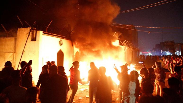 حمله به کنسولگری ایران در نجف (+عکس) / 47 زخمی / اعلام حکومت نظامی در نجف حمله به کنسولگری ایران در نجف (+عکس) / 47 زخمی / اعلام حکومت نظامی در نجف