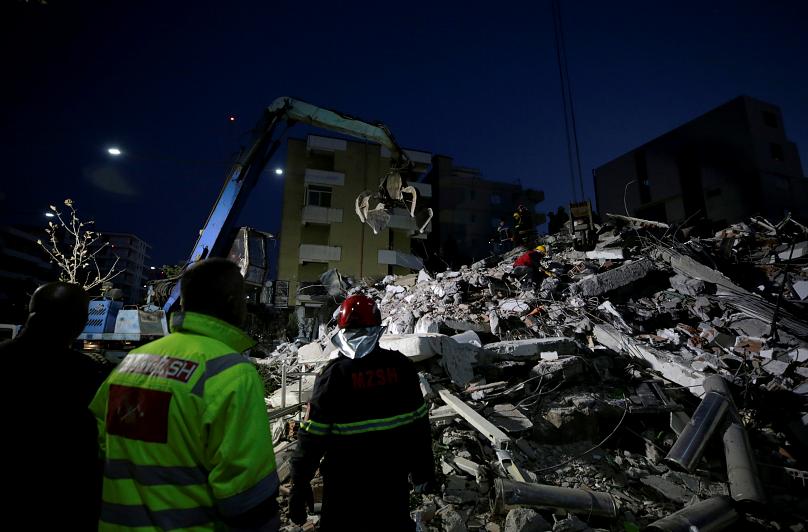 نجات آسیب‌دیدگان زلزله در آلبانی (+عکس)