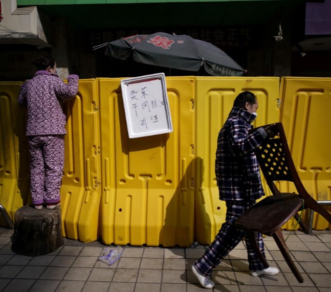 /خرید و فروش مواد غذایی از روی دیوارهای پلاستیکی خرید مردم ووهان از روی دیوار