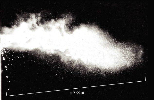 تحقیقات جدید: از افراد مبتلا به کرونا ۸ متر فاصله بگیرید تحقیقات جدید: از افراد مبتلا به کرونا ۸ متر فاصله بگیرید