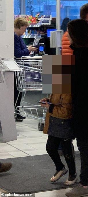 مرکل به خرید رفت (+عکس)