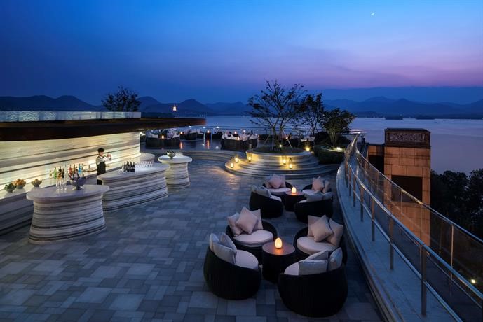 از سواحل لومبوک در بالی تا امکانات مالدیو و هتل های چین از سواحل لومبوک در بالی تا امکانات مالدیو و هتل های چین