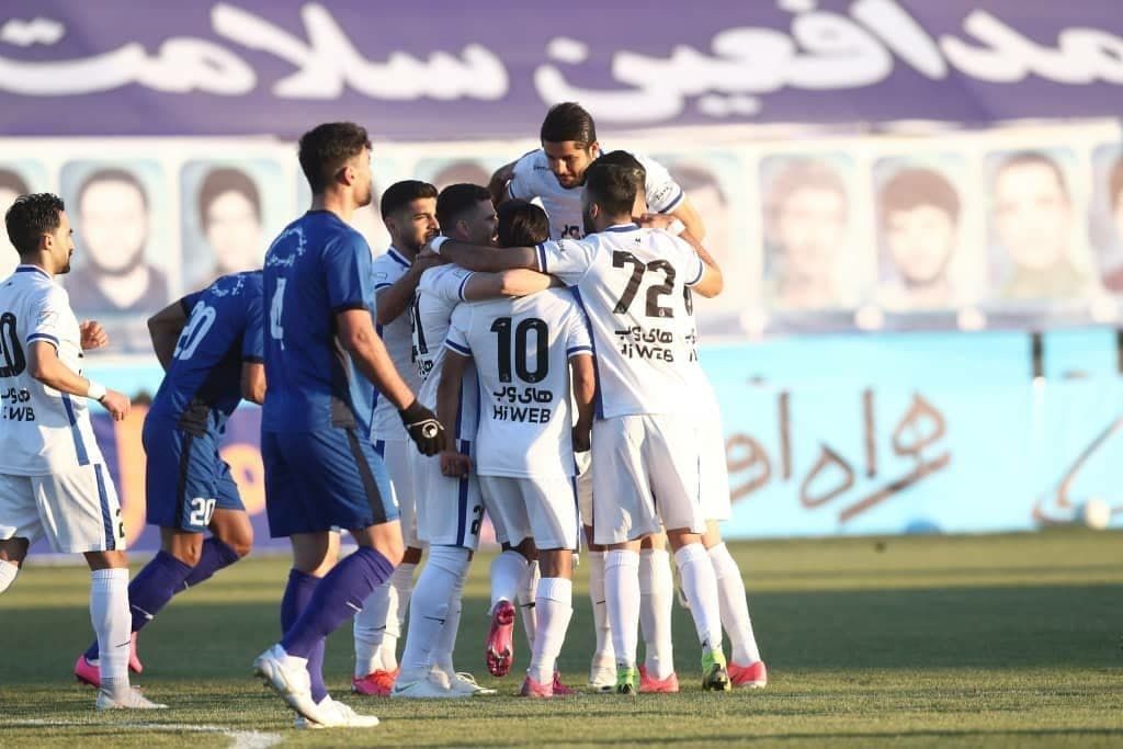 استقلال روی شانههای رشید مظاهری استقلال