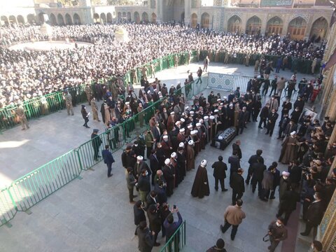 خاکسپاری پیکر آیت الله مصباح یزدی در حرم حضرت معصومه(س) خاکسپاری پیکر آیت الله مصباح یزدی در حرم حضرت معصومه(س)