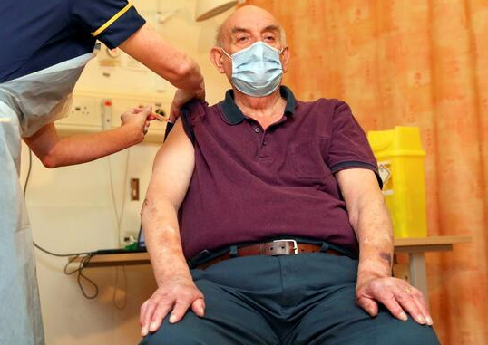 تزریق نخستین دوز واکسن کرونا آکسفورد به شهروند بریتانیایی (+عکس) تزریق نخستین دوز واکسن کرونا آکسفورد به شهروند بریتانیایی (+عکس)