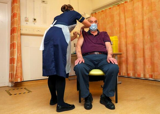 تزریق نخستین دوز واکسن کرونا آکسفورد به شهروند بریتانیایی (+عکس) تزریق نخستین دوز واکسن کرونا آکسفورد به شهروند بریتانیایی (+عکس)