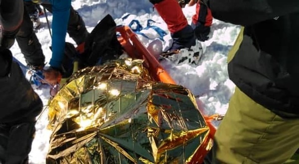 انتقال یک کوهنورد جانباخته دیگر به پایین ارتفاعات تهران انتقال یک کوهنورد جانباخته دیگر به پایین ارتفاعات تهران